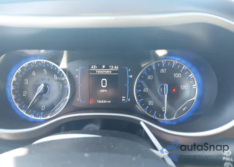 2017 Chrysler Pacifica Touring-L z USA, uszkodzony, nr VIN 2C4RC1BG6HR805243